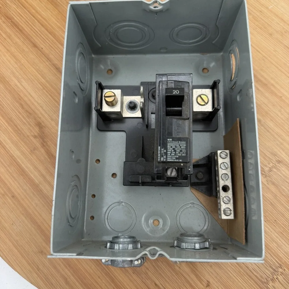 I-T-E Indoor Load Center 60 AMP Type 1 E0204ML1060F&S with 20 AMP